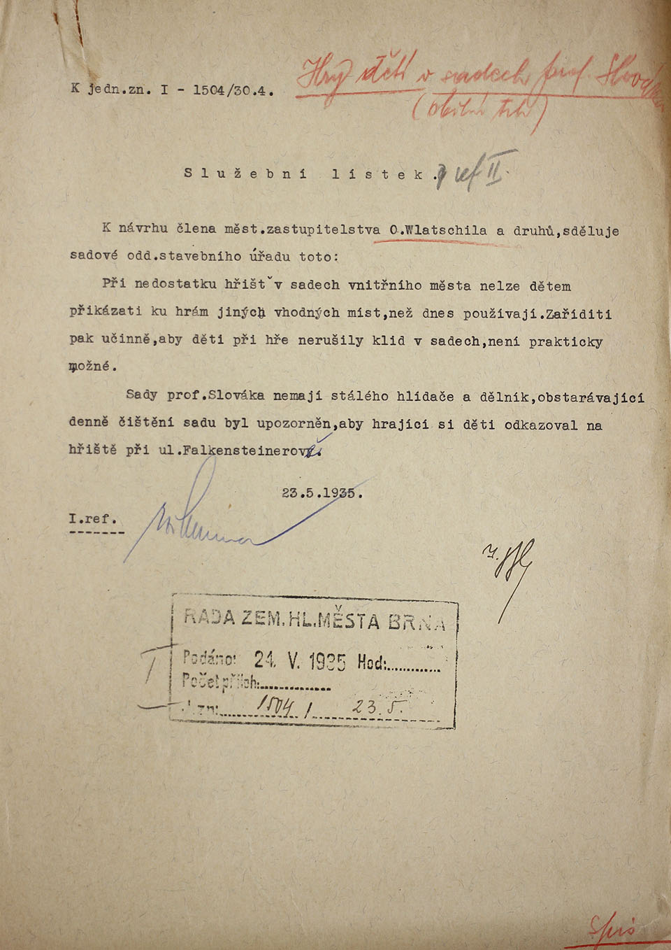 Úsměvný dokument z roku 1935 se překvapivě podobá zápletce z Foglarovky Stínadla se bouří. V té Vojtěch Vont organizuje stínadleské hochy, aby přesvědčil dospělé, že děti ve městě potřebují hřiště. Sady prof. Slováka se dříve i dnes jmenovaly a jmenují Obilní trh.