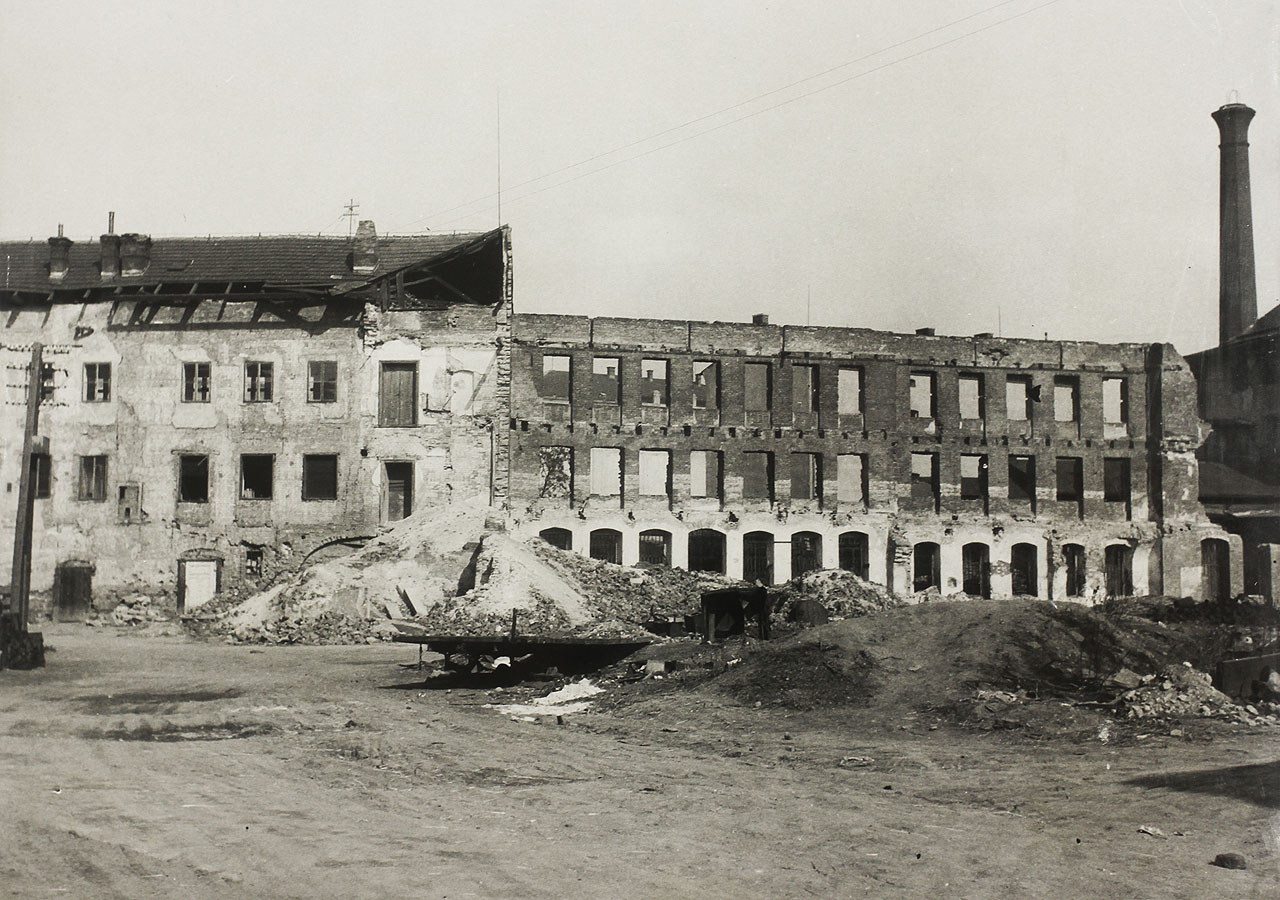 Nenávratnou škodu utrpělo Brno při zbourání Offermanovy textilní továrny v prostoru pod nádražím. Její místo zaplnil ještě za socializmu brutalistní Prior, posléze K-Mart a Tesco. Nemilované nákupní centrum zřejmě brzy ustoupí nové výstavbě; kouzlo průmyslového areálu obtékaného vodami <a href="/Tema/Svratecký náhon">Svrateckého náhonu</a> ovšem místu už nikdo nevrátí.