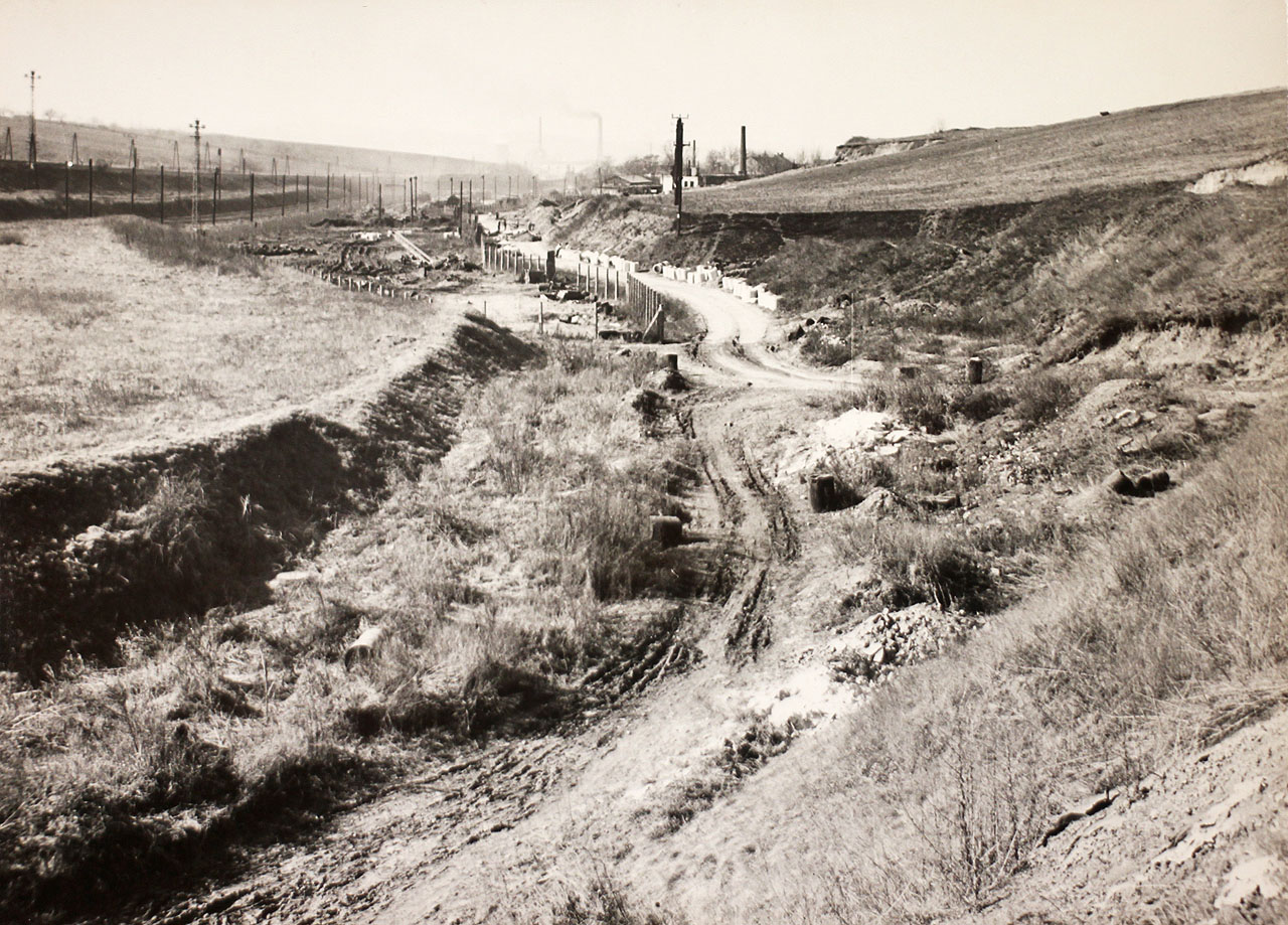 Východní okraj Brna při železniční trati do Slatiny (vlevo) nikdy moc krásy nepobral. Za zády fotografa se v polovině 30. let 20. století zřejmě nachází <a href="/Tema/Černovičky (ulice v Brně)">cikánská kolonie Černovičky</a> zvaná též U kostivárny podle nedaleké továrny na spodium.