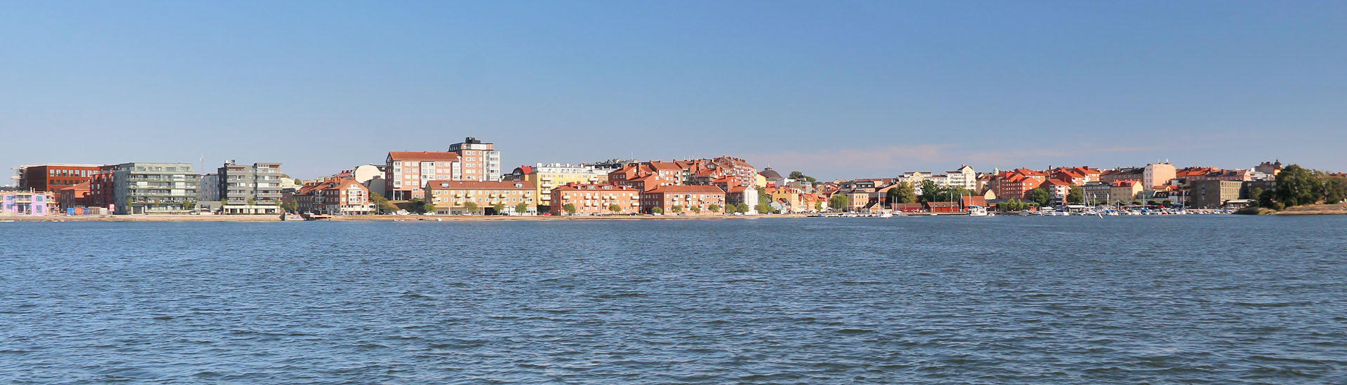 Na několika místech jsme si trasu výrazně zkrátili překonáním mořských zálivů lodí. Ať už šlo o elektrické trajekty zdarma nebo krásnou vyjížďku výletní lodí z Nättraby do Karlskrony.