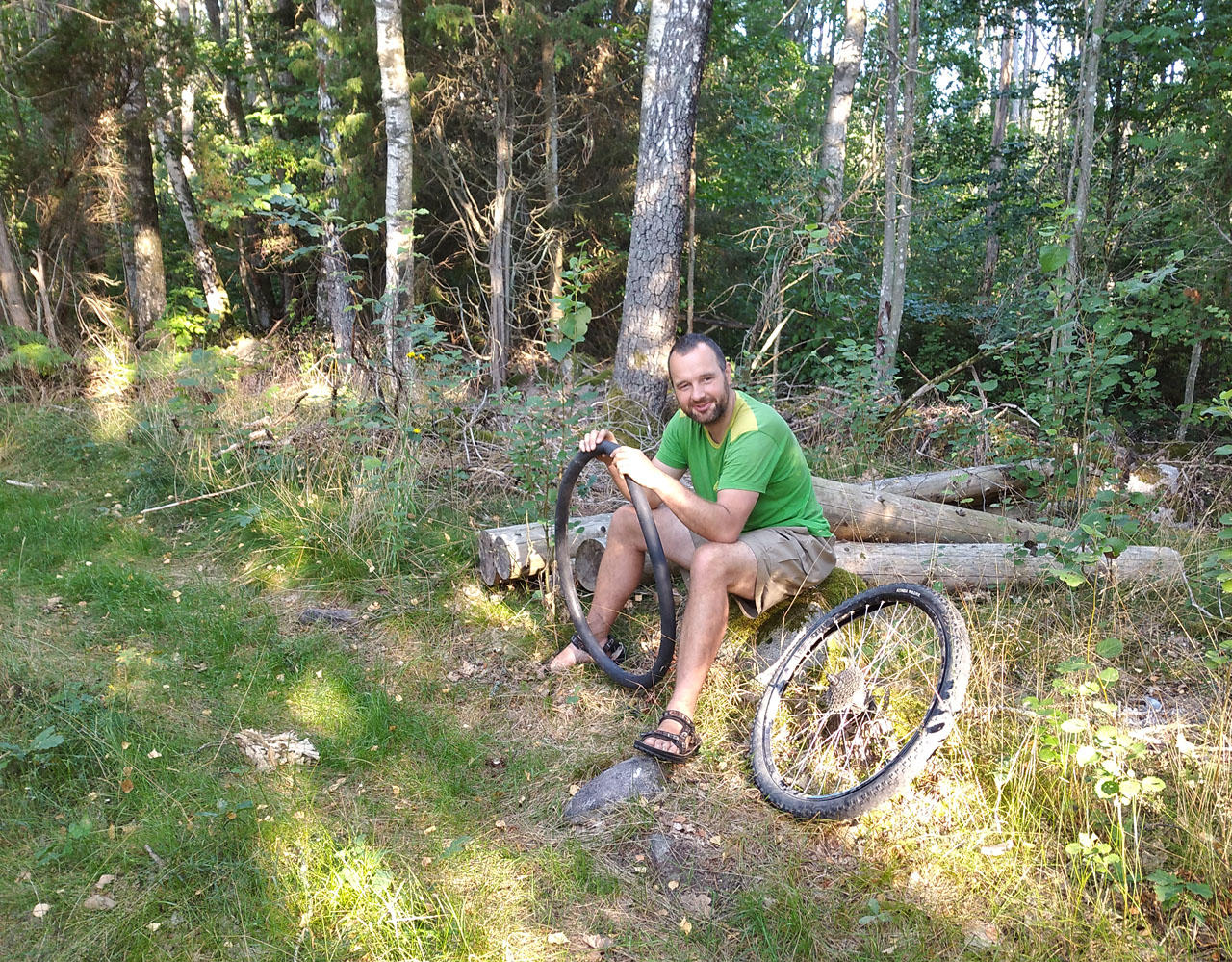 Pátého dne ráno po přespání v hlubokých lesích okolo Torsåsu jsme zjistili první a poslední defekt. Černého Petra jsem si vytáhl já, nicméně kolo šlo snadno zalepit a během chvilky jsme mohli pokračovat na sever.