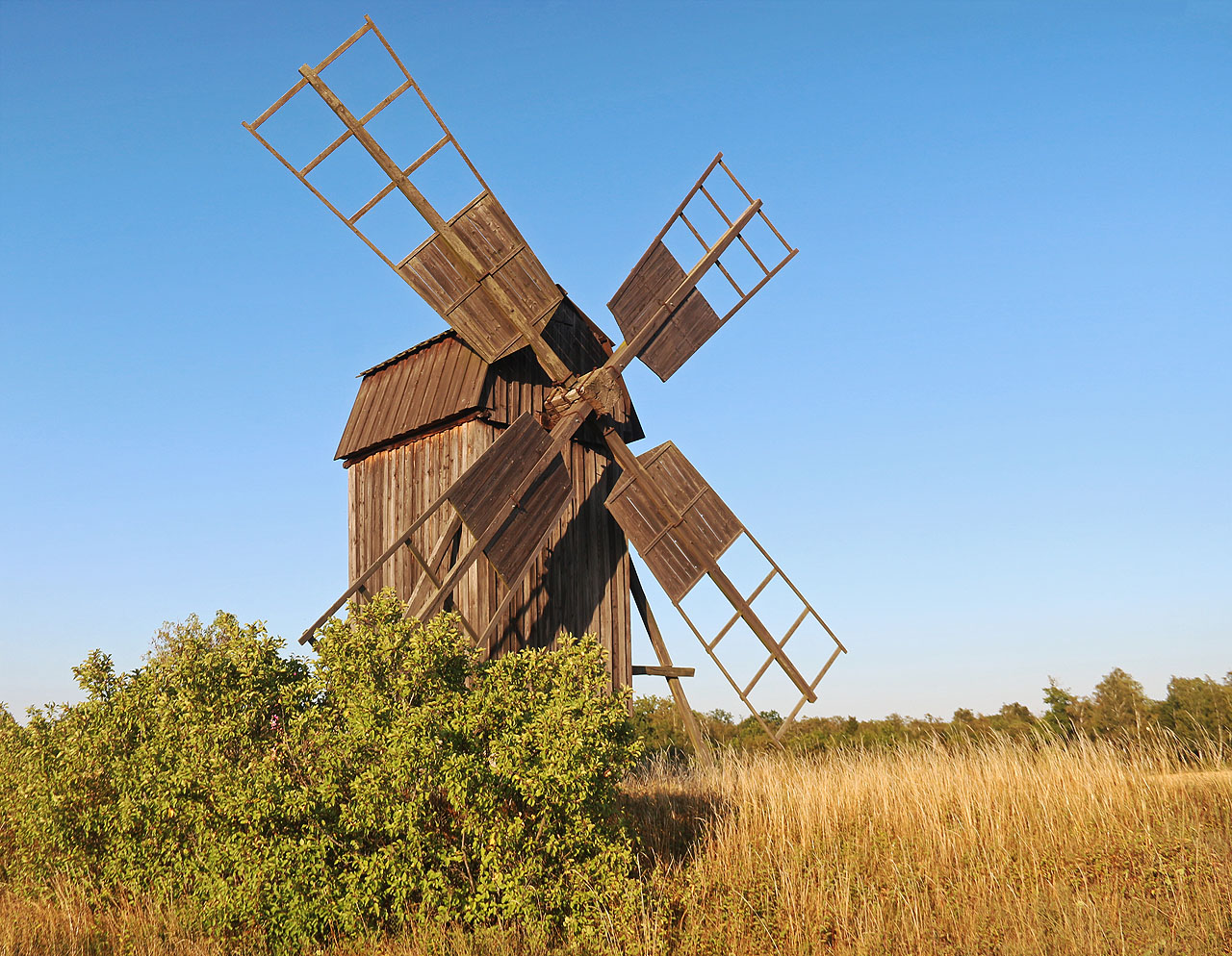 A protože jsme vodního živlu neměli dost, rozhodli jsme se část cesty vést po protáhlém ostrově Ölandu. Trajektem z Kalmaru jsme se přeplavili do Färjestaden, ostrovního města obklopeného stovkami větrných mlýnů.