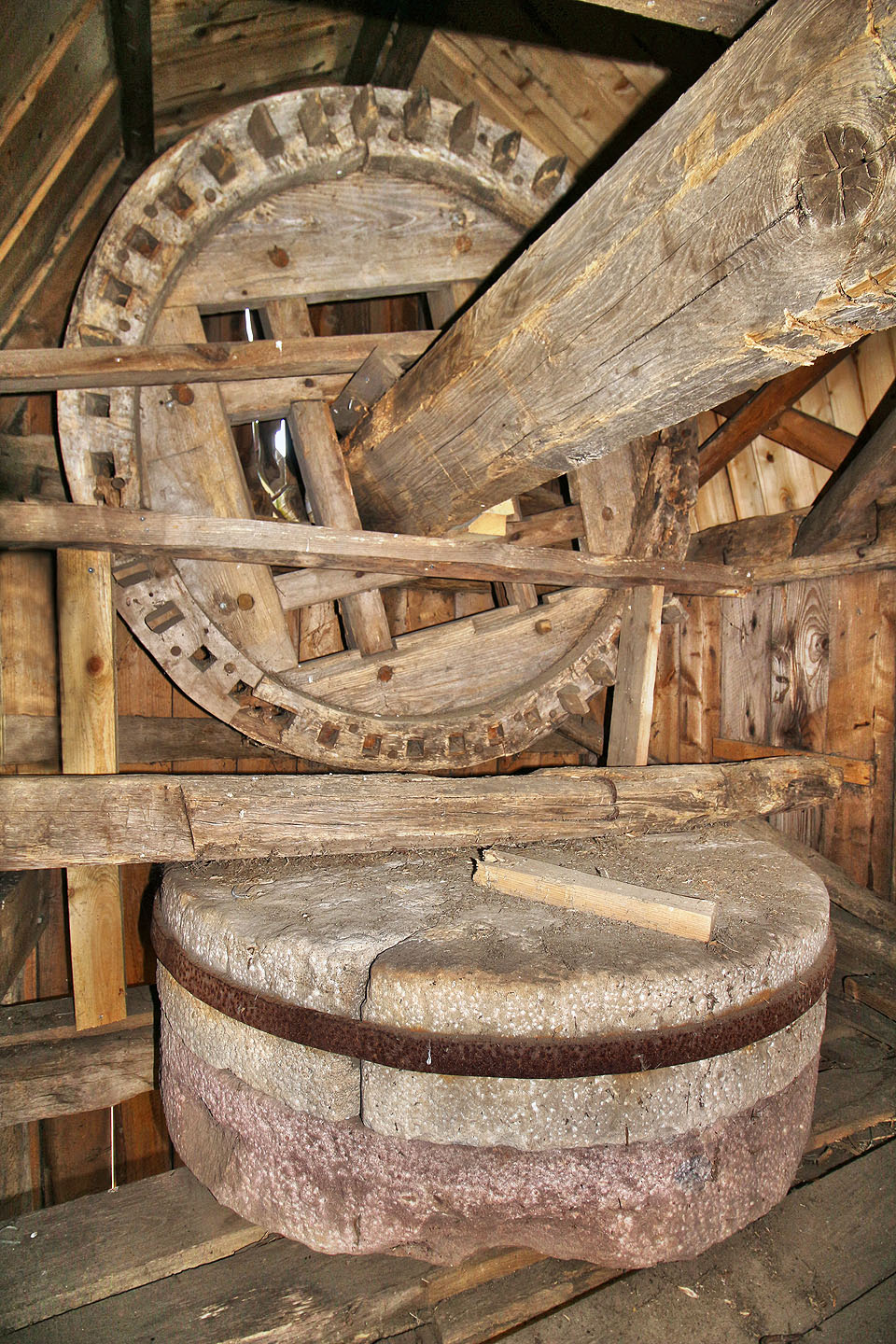 Nad Borgholmem jsme v jednom opuštěném a zachovaném větrném mlýnu dokonce přespali. To už jsme se dozvěděli, že na severním konci ostrova prodlévají naši kamarádi Stopař s Léňou a rozhodli jsme se, že druhý den šlápneme do pedálů a stihneme je navštívit dřív než téhož dne večer odpluje z Byxelkroku poslední letošní loď do Oskarshamnu.