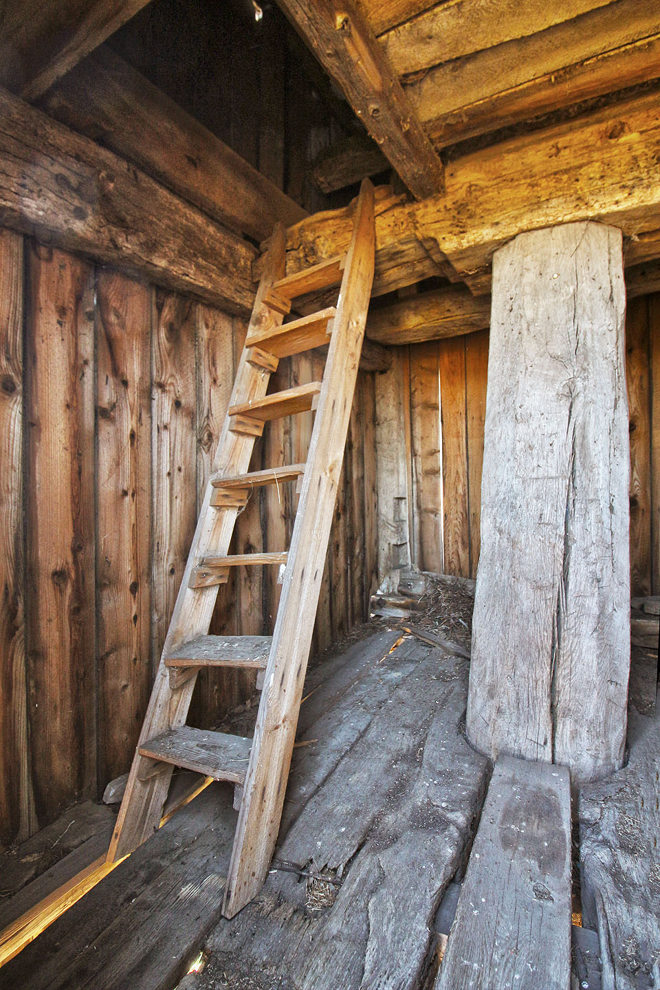 Přespání ve větrném mlýně bylo snad nejhezčím zážitkem z celého putování. Až do rána nám nad hlavami hryzal v proschlém trámoví červotoč. O mlýnu z roku 1931 jsem napsal <a href="/Tema/Větrný mlýn u Ormögy">samostatný článek</a>.