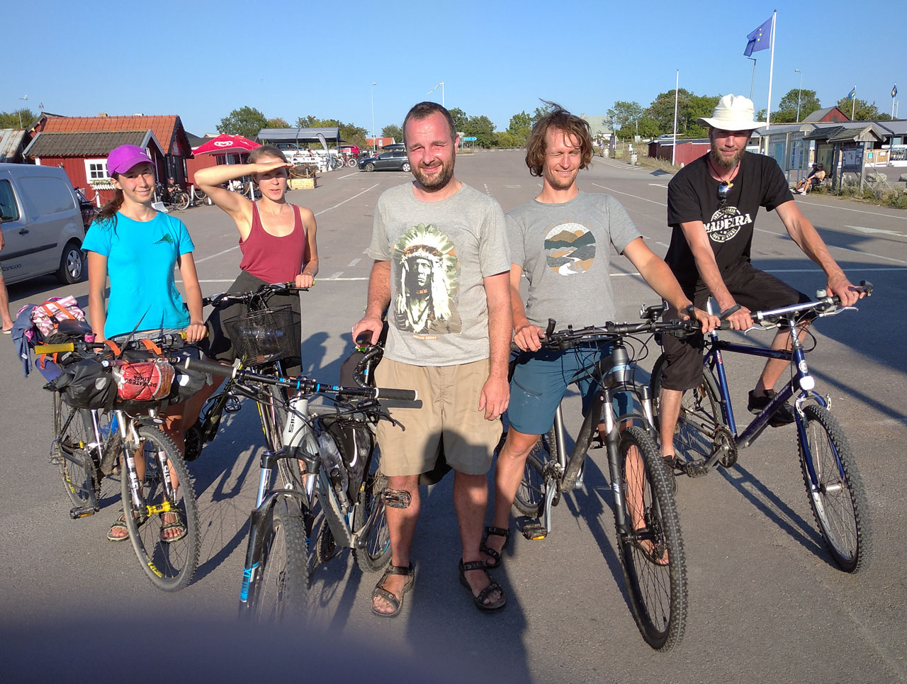 S Léňou a Stopařem jsme mnoho času nestrávili. Plánovali jsme se u nich v domečku zdržet přes noc, ale kvůli poslední lodi zpět na pevninu (turistická sezóna končí) jsme stihli sotva spořádat borůvkové knedlíky. Loučíme se v přístavu před odplutím - Doubí, Léňa, já, Stopař a místní kamarád Jan.