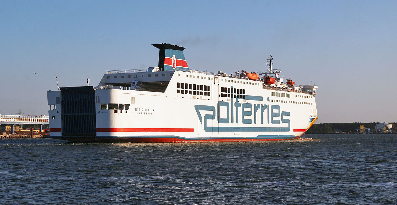 Naším cílem bylo podivné místo - město Świnoujście nebo Svinoústí. Nejen, že západní polovina města tvoří exklávu oddělenou od zbytku Polska vodou, již lze překonat pouze trajektem (za to hraničí po zemi s Německem), navíc středem města prochází vodní tok, který už není řekou, ale ještě není mořem. Spojuje Štětínský záliv s Pomořanskou zátokou a do přístavu po něm připlul i náš trajekt Mazovia, což není nic jiného než repasovaná loď Gotland, později Finnarrow a ještě později Euroferry Brindisi. Postaven byl k našemu překvapení v Indonézii. 