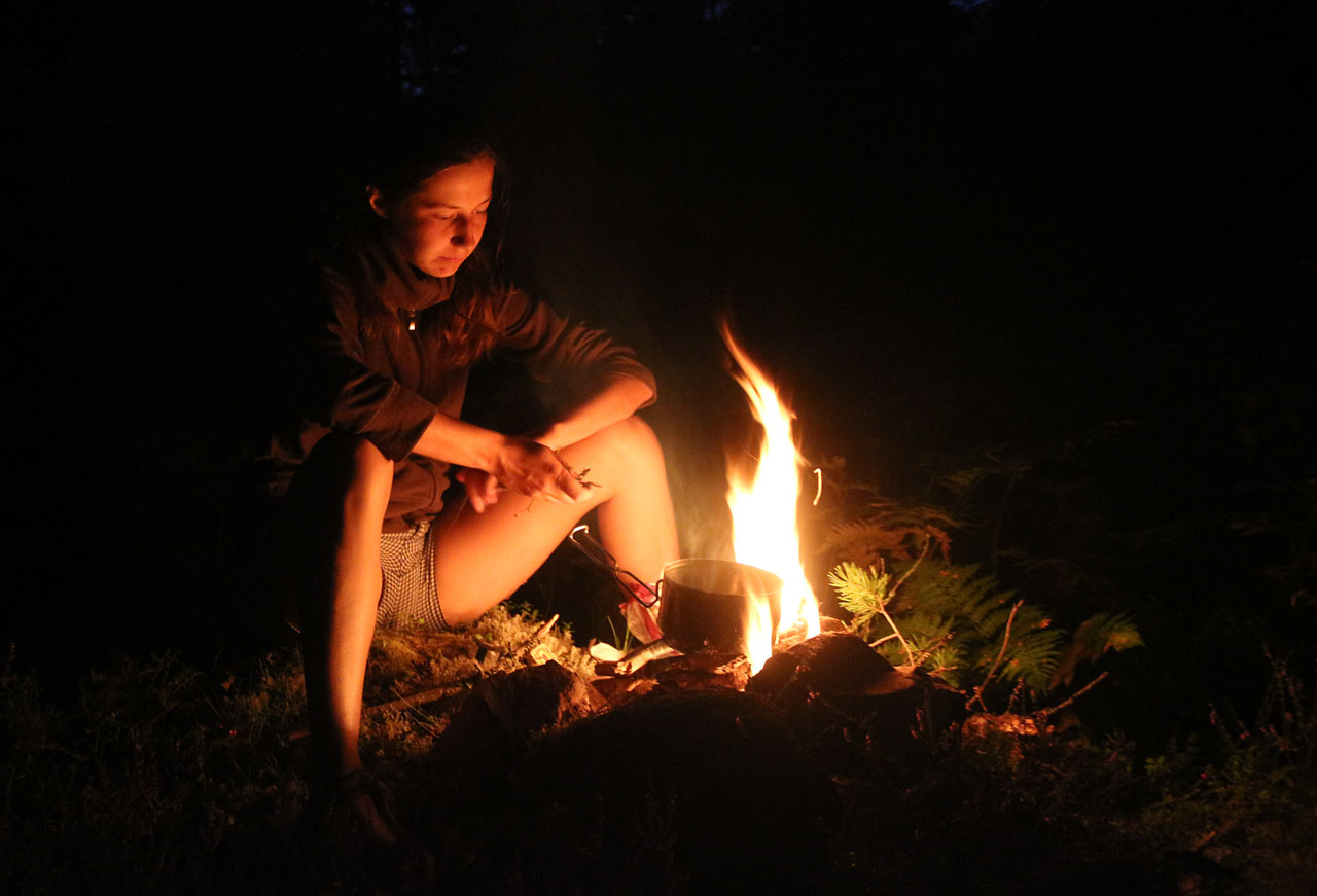 Zapalování ohňů jsme museli věnovat pozornost a tábořit vždy u vody. Za celých 10 dnů, po které jsme byli na cestě, jsme se nesetkali s jediným pořádným deštěm a krajina byla vyprahlá dokonce i ve Švédsku.