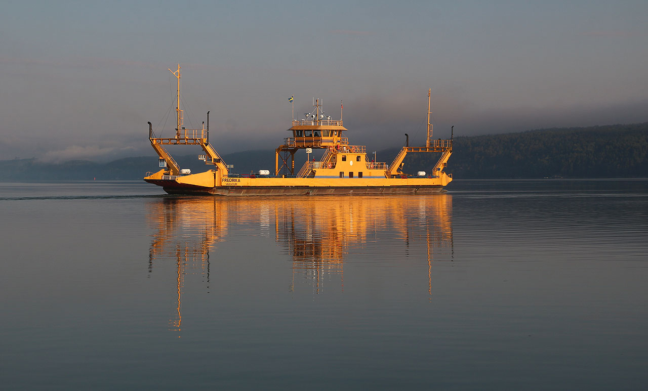 Závěrečný úsek naší cesty vedl již kopcovatější a divočejší krajinou. několik fjordů jsme museli překonávat pomocí (elektrických) trajektů jako byl tento ranní spoj přes Norrköpingský fjord u Kvarseba.