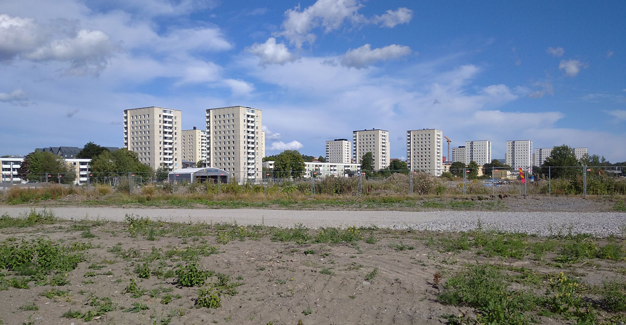 Stockholm nás uvítal jedenáctého dne (desátého dne jízdy na kole) panelákovým sídlištěm.