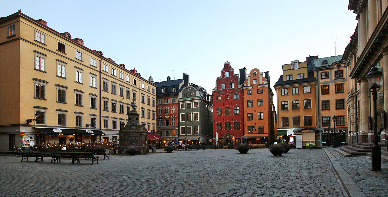 Náměstí Stortorget je centrem tzv. Gamlastánu (Gamla stan) neboli starého města na několika ostrovech mezi fjordy, jež tvoří hlavní město Švédska.