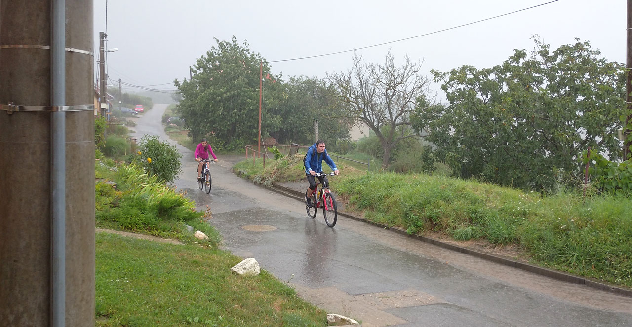 A pak se to stalo, co muselo se stát: ve Vrbicích jsme řádně zmokli.