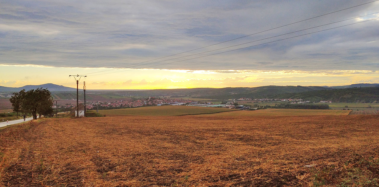 Netrvalo dlouho a letní bouřka se vyčasila. Při sjezdu do Bořetic už jsme krásně oschli.