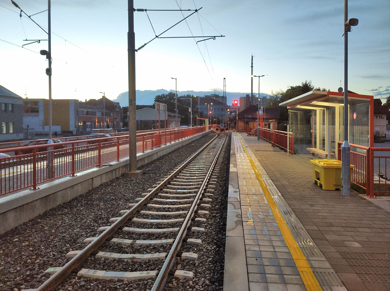 V Hustopečích se nádraží mění k nepoznání. Přibyla nová nástupiště a dráty, koleje zůstávají kusé a tedy tu není ani možné objet soupravu. Do Brna to ještě máme skoro 40 km a padá tma. Jsem unavený a končím s focením.