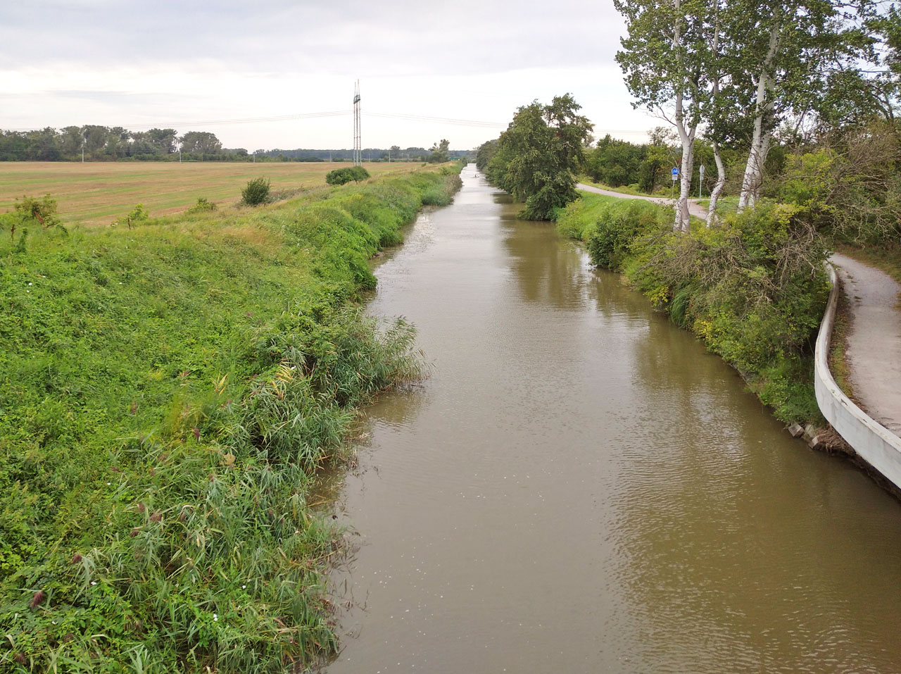 Pohled po proudu na Baťův kanál směrem ke slovenské hranici. Tudy jsme před <a href="/clanek/585">třemi týdny proplouvali na motorovém člunu</a>.