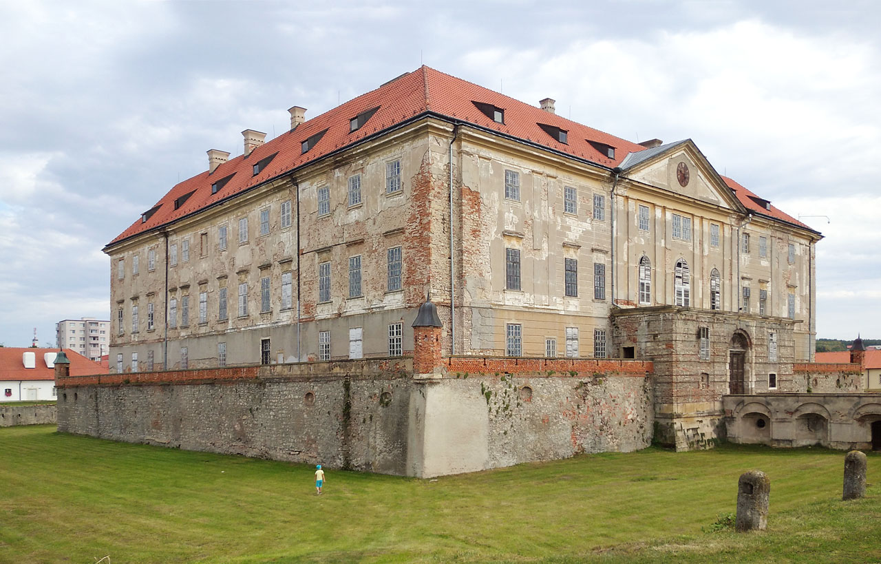 U holíčského zámku se nad námi začaly stahovat mraky.