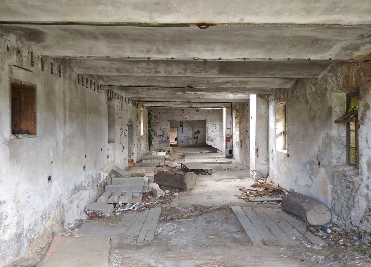 Místní kasematy by nás docela lákaly k urbexové návštěvě, nicméně ještě nás čekalo přes 90 km cesty, a tak jsem to raději odložili na jindy.