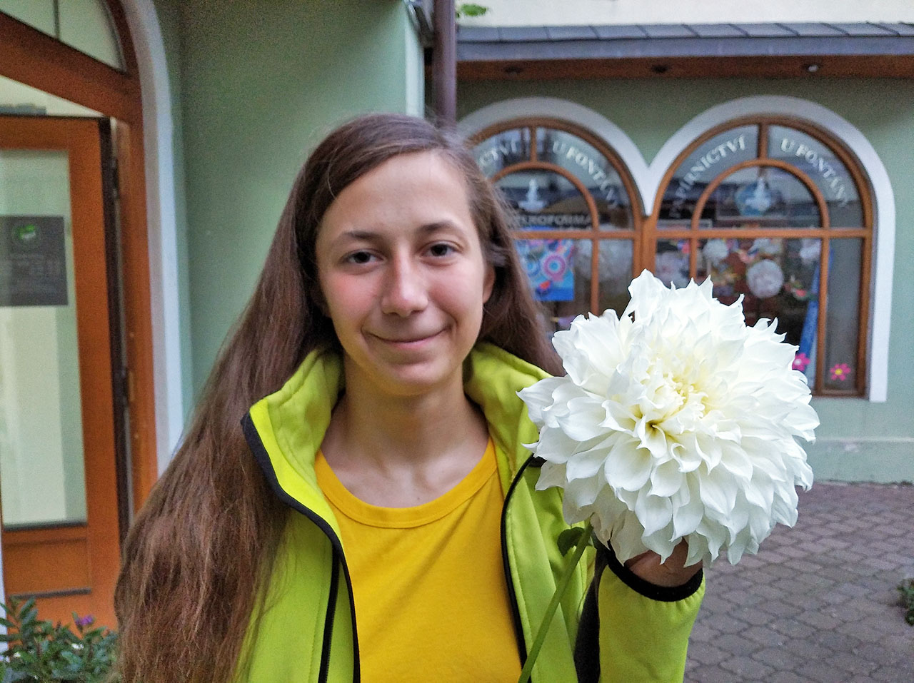 Na páteční večeři jsme si zašli do svého oblíbeného bistra Dary země. Vždycky se tam dá spolehnout na dobré vegetariánské jídlo a příjemné posezení. Od Doubí jsem dostal krásnou bílou kytku, jejíž jméno doteď neznám.