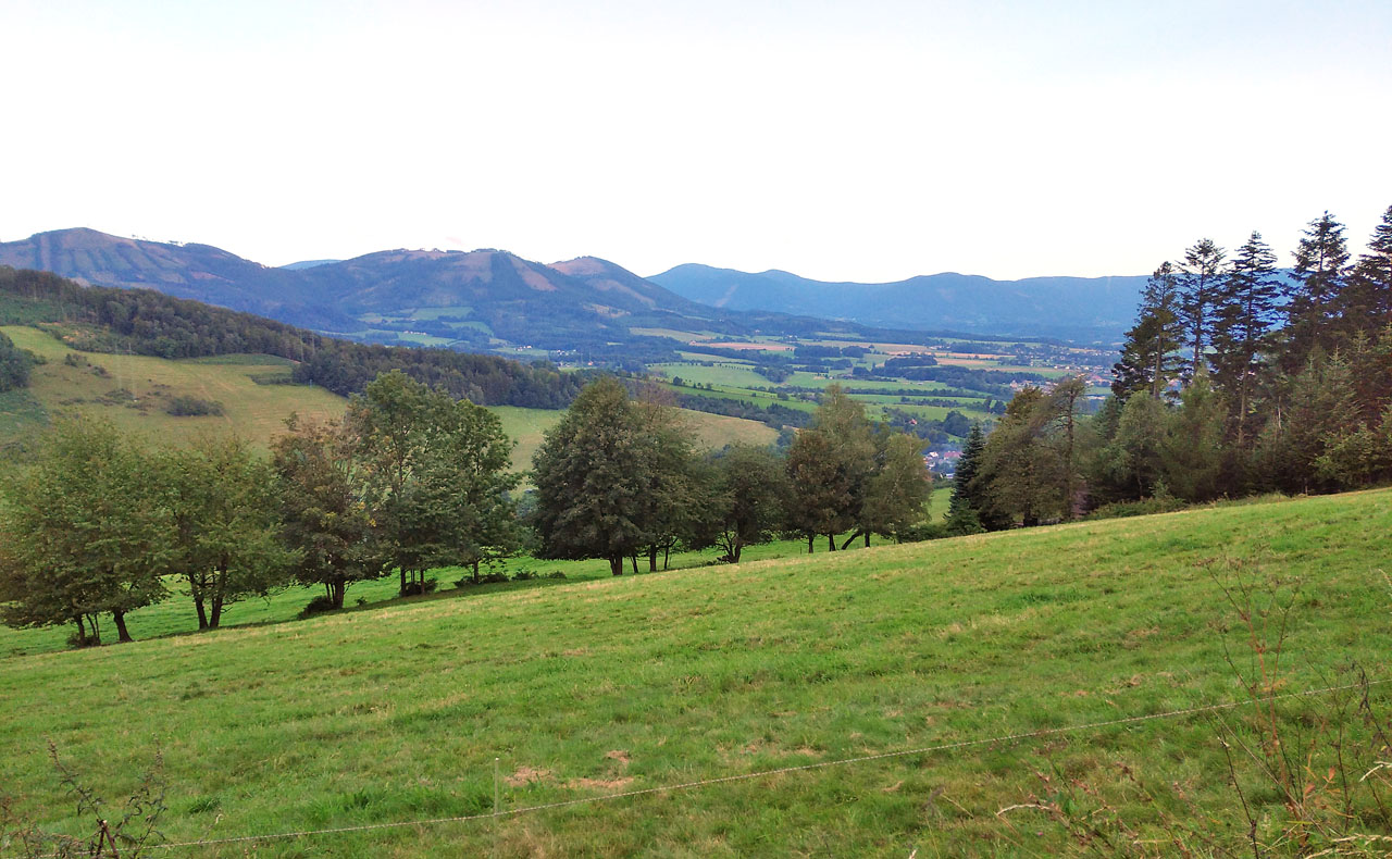 Z Myslíku jsem se rozhodl to vzít na Hukvaldy přes kopec Kubánkov a cesta byla hned o něco příjemnější než spodem po silnici.
