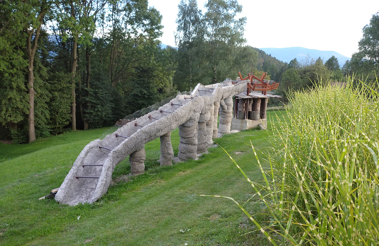Dům č. 208 v Myslíku je obklopen bizarními betonovými stavbami, jež připomínají koryta na vodu, ale žádná voda v nich není. Náhodný objev na náhodném místě.