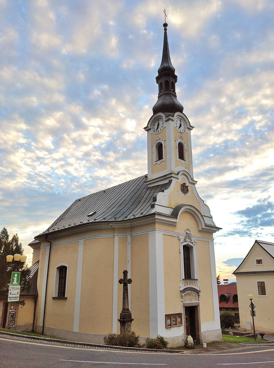 V Hukvaldech jsem byl za soumraku. Kostel svatého Maxmiliána mě zaujal vizuálně, kavárna na přilehlé faře spíš vnitřně.