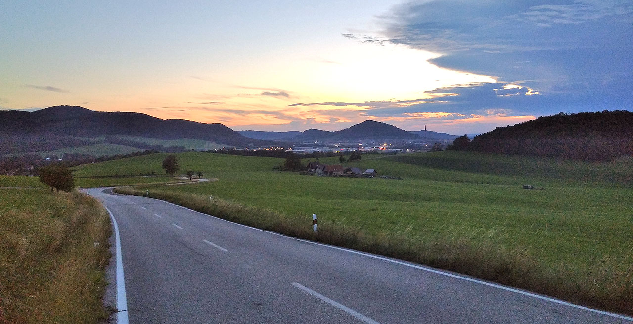 Průsmykem mezi Kazničovem a Větřkovickou hůrkou scházím za setmění do Mniší.