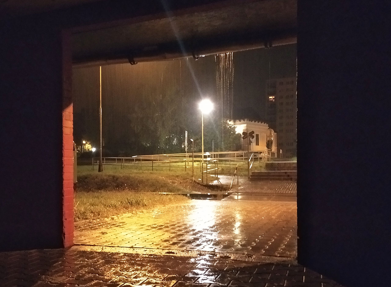 Večer mně bylo souzeno přečkat déšť v čekárně nepříliš útulné <a href="/Tema/Kopřivnice zastávka (žzast)">zastávky Kopřivnice zastávka</a>.