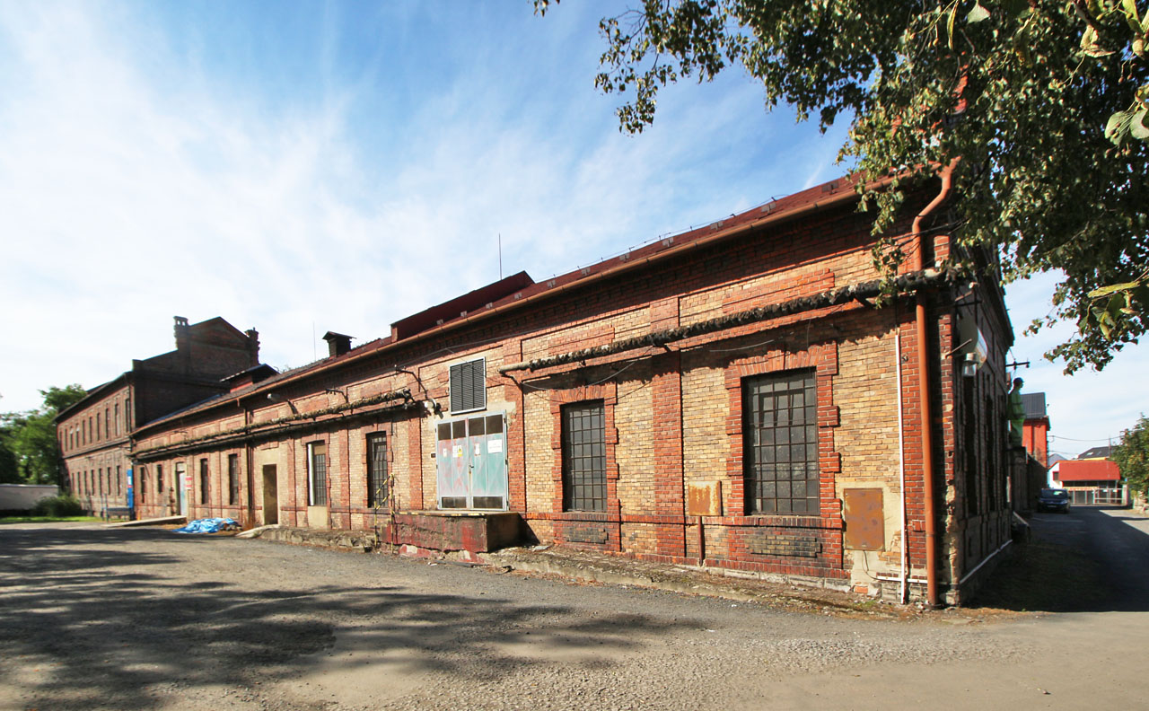 V sobotu ráno jsem vyrazil sám do Frýdku do Místku, maje v úmyslu dojít k večeru pěšky zpátky za Doubravkou do Kopřivnice. Hned nad nádražím jsem musel zajít nakouknout do areálu bývalé přádelny bratří Neumannů.