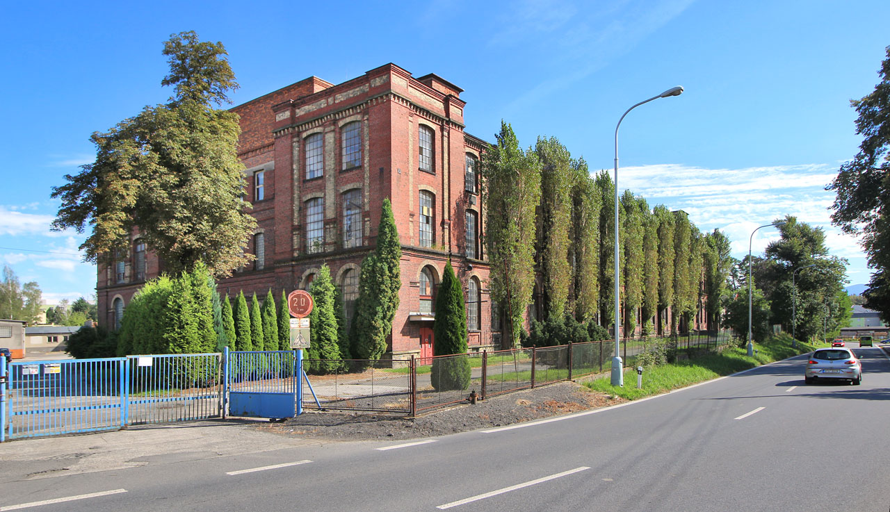 Hlavní budova přádelny, posléze Slezan, závod č. 8 (Osmička) je stále krásná, i když skrývá svoji fasádu za topolovým stromořadím.