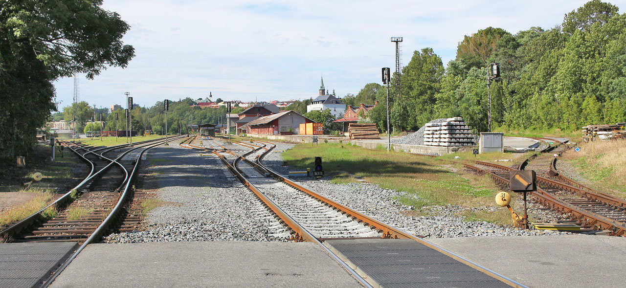 <a hrf="/Tema/Frýdek-Místek (žst)">Železniční stanice Frýdek-Místek</a>z přejezdu přes ulici Na Poříčí. O kousek dál těče Ostravice.