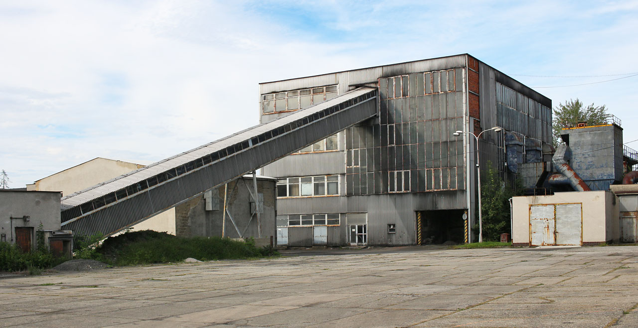 Po cestě mě po industriální duši pohladila novější asi teplárna u starší asi cihelny. Obě mile omšelé a s komíny, stojící na protilehlých březích vzrušujícího Hodoňovického náhonu. Nemít před sebou ještě kus cesty, dovedl bych si vychutnávat průmyslové kouzlo v zákoutí ulice s romantickým názvem Bahno-Příkopy mnohem déle.