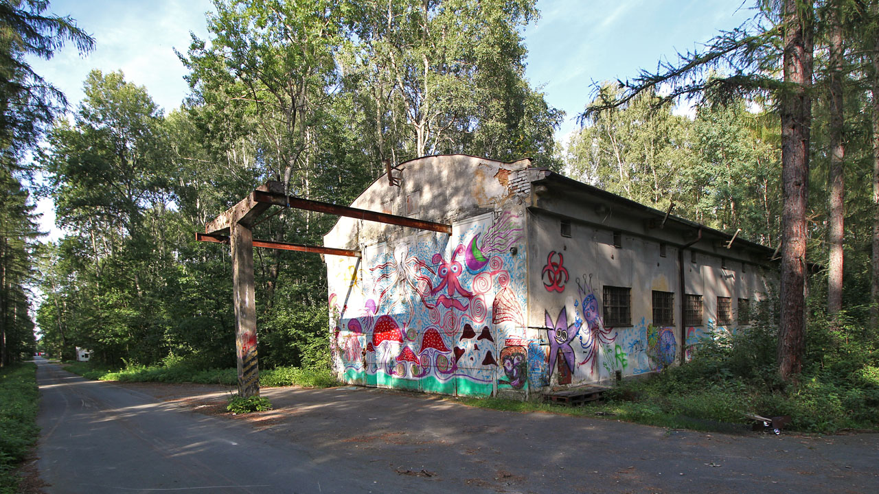 Areál mně v lecčems připomněl <a href="/Tema/Muna Mikulovice">naši Munu</a>, takže pro něj mé srdce rychle zaplálo. Žel tady asi dojde brzo k jeho intenzivnějšímu využití kvůli blízkosti města a nově vybudované dálnice. Plánů je několik od sportovního areálu až po logistické sklady.