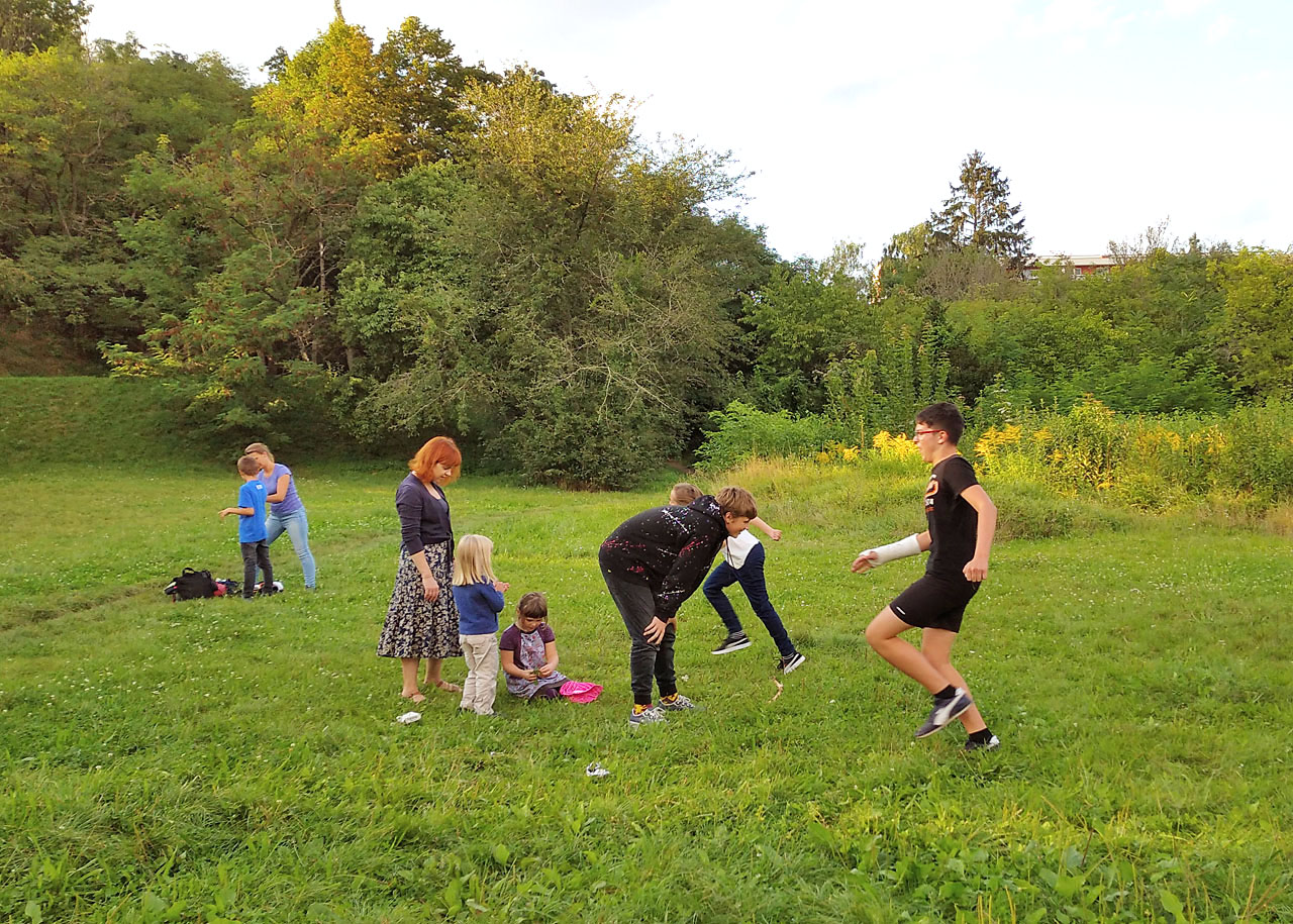 Na první schůzce oddílového roku 2020/2021 hrály podstatnou roli maminky. Zleva: Ríša, později přezděný Opice s maminkou Liškou, maminka Choroš se Zuzkou a Julčou, Nic skřížený s Bedýnkou a vpravo veterán Bobří stopy Vodník.