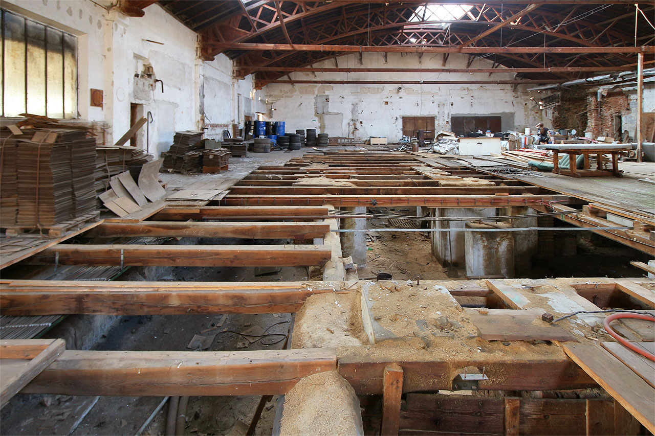 S opatrností se dá dřevařskými halami stále projít.