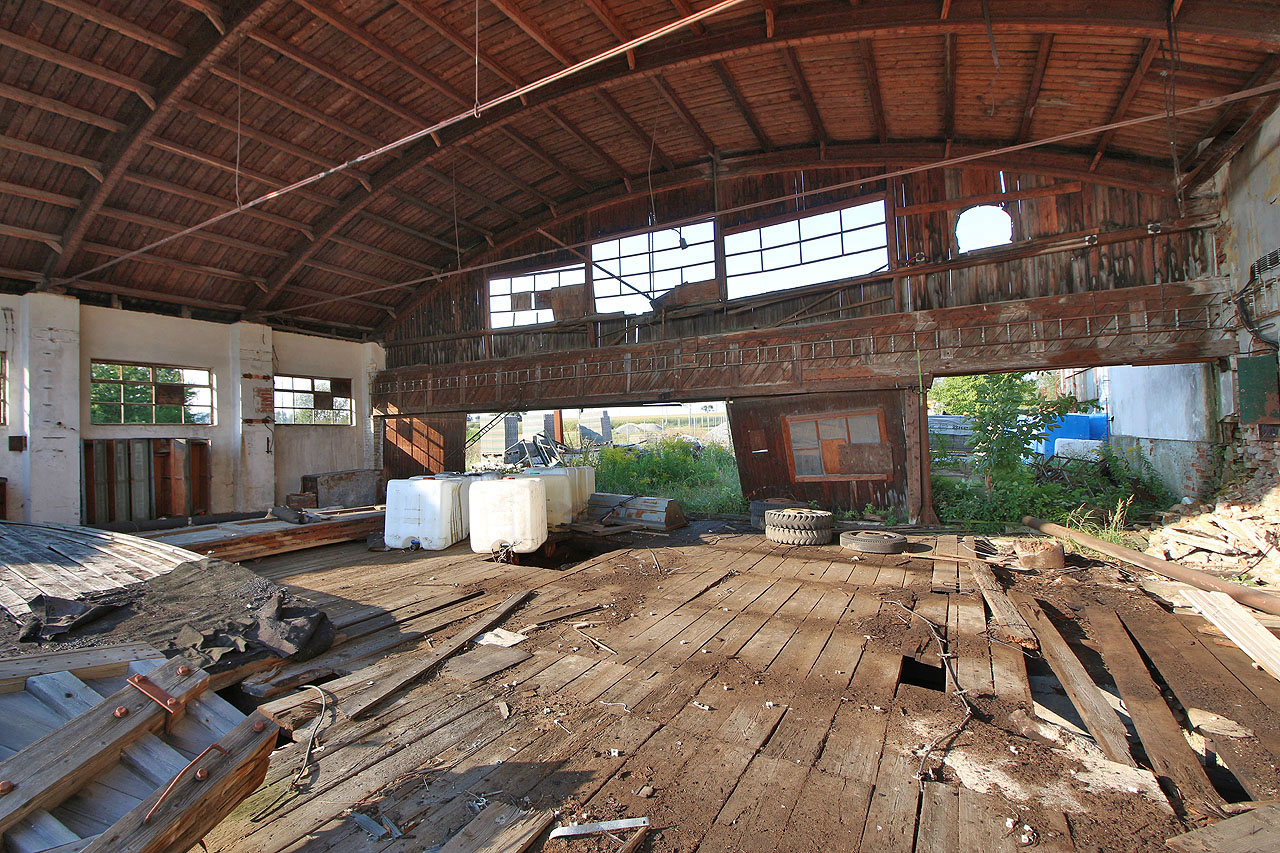 Dřevo nahřívané zářijovým sluncem pěkně voní a sluneční záře stéká po roprýskaných zdech. Neslyšíme řinčení katru a přece zde není úplně mrtvo.