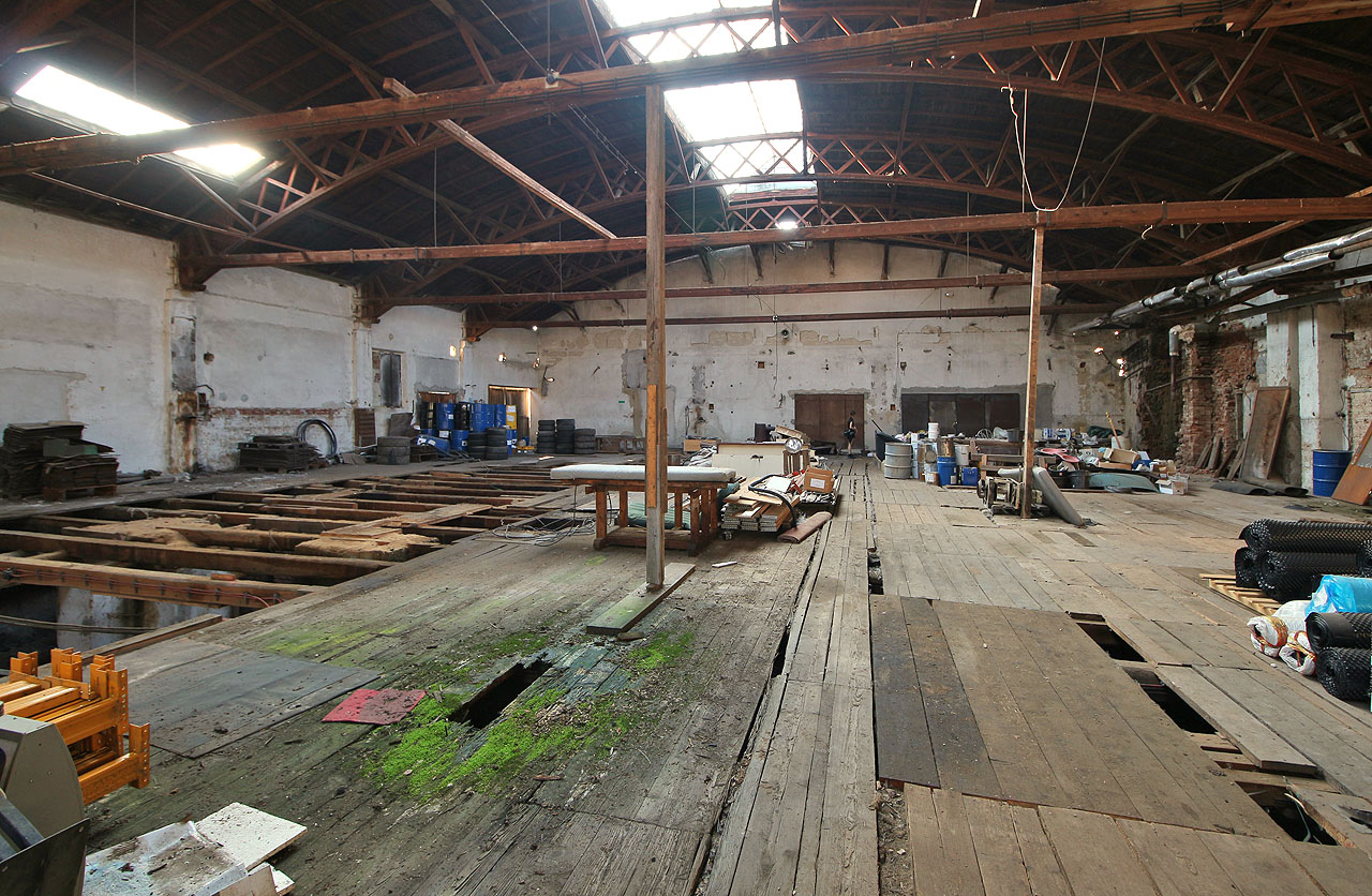 Tam, kde střecha vzala za své, konzumuje trámoví sytě zelený mech.