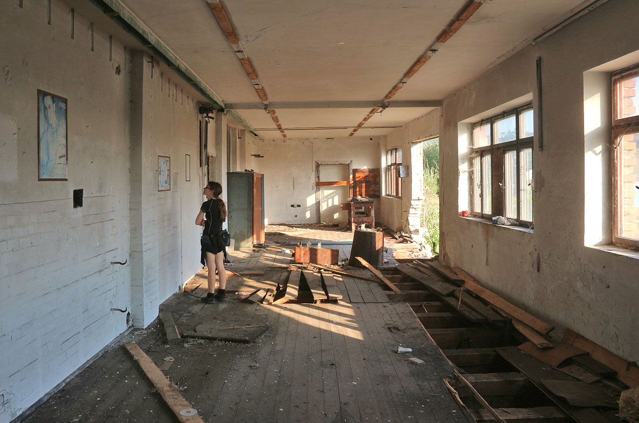 Dřevařské závody v Šebetově jsou již několik let zdrojem zajímavých vybledlých plakátů z 80. a 90. let 20. století.