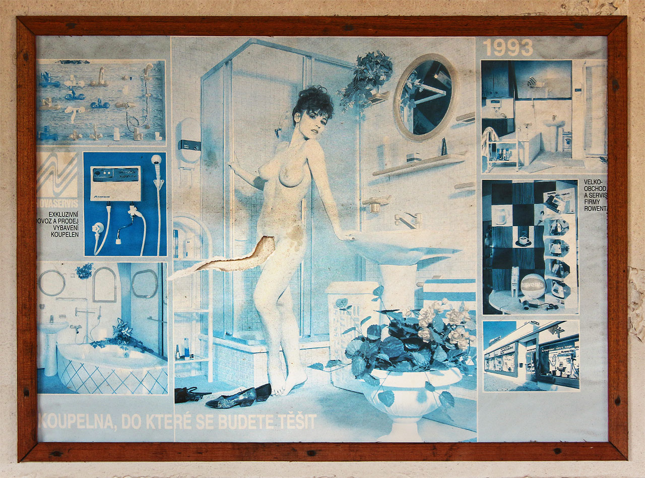Tak třeba reklama na koupelny Novaservis z roku 1993 s podtitulem „koupelna, do které se budete těšit“ nás oba zaujala. Jen modelka s ukázkovými prsy tu po létech zmodrala.