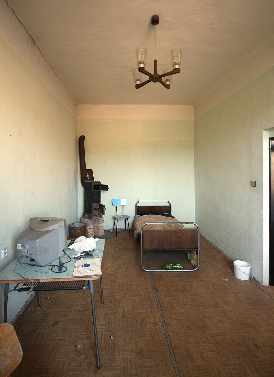 Zpět do administrativní budovy. Některé místnosti jsou ještě naprosto obyvatelné, víceméně s původním komfortem.