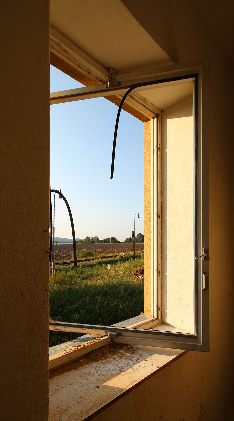 Výhledu na vjezdové návěstidlo do Šebetova od Boskovic už nebrání ani sklo.