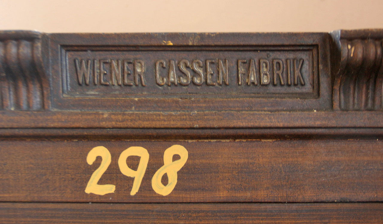 Asi nejhezčí dochovalou památkou je trezor od rakouské firmy Wiener Cassen Fabrik. Podobný, jaký známe třeba ze <a href="/Tema/Zlatex#Temata/Zlatex/zlatex_33.jpg">Zlatexu</a> nebo nejednoho nádraží.