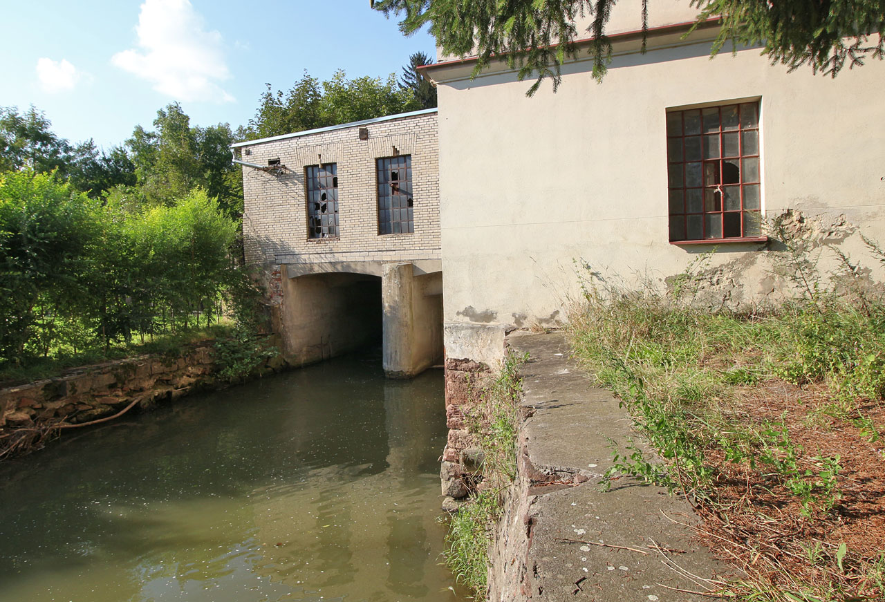 Mořicův dvůr nás zaijal, mezi zdi jeho chátrajících budov jsme se ovšem nedostali. Užíváme si aspoň mostků Německé dálnice a na závěr zádumčivého mlýna ve Svitávce.