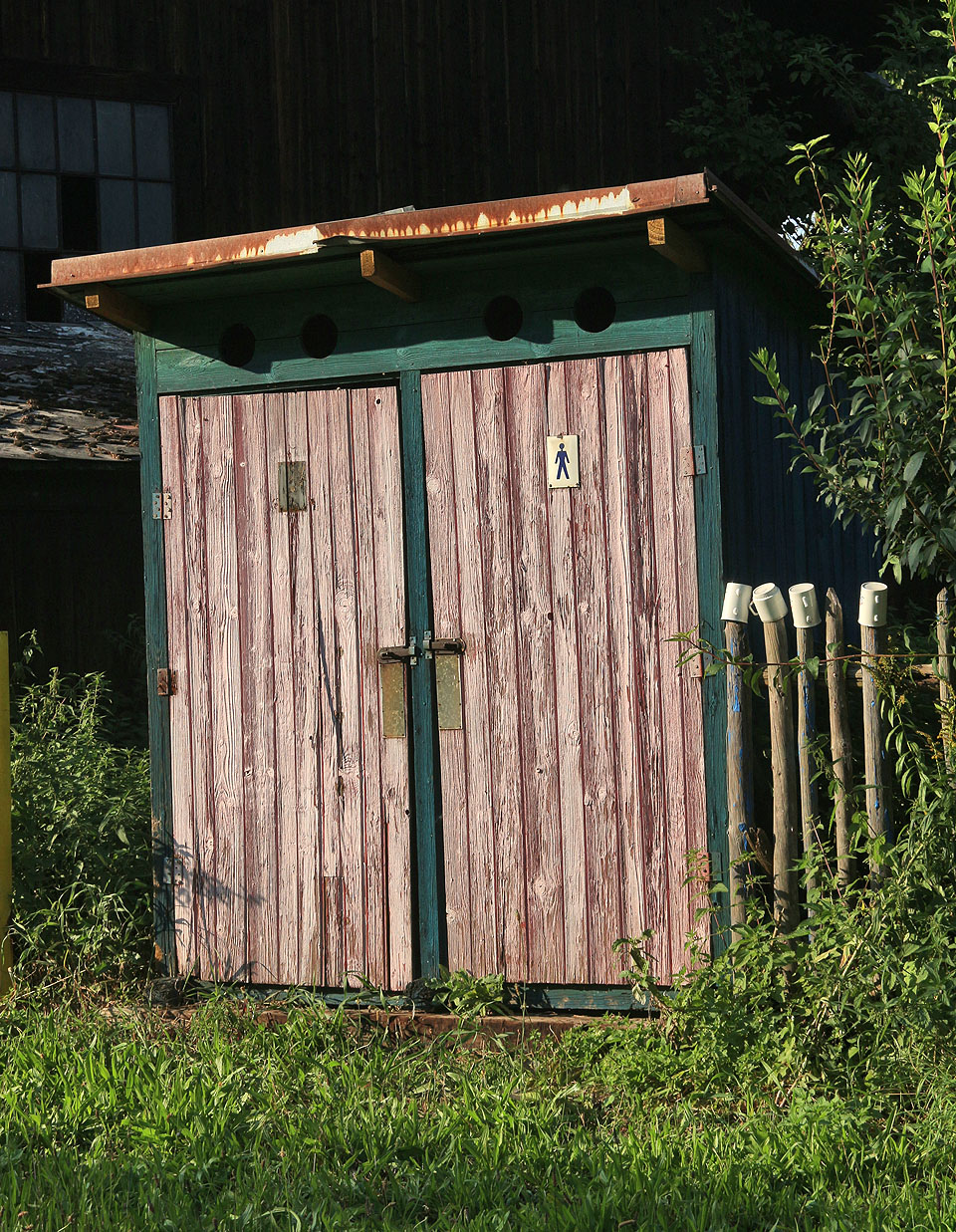 Nezapomenutelnou součástí nejen vesnických nádraží jsou takřka vždy záchody. Třeba tahle dvojitá kadibudka s ukradenou cedulkou v Šebetově.