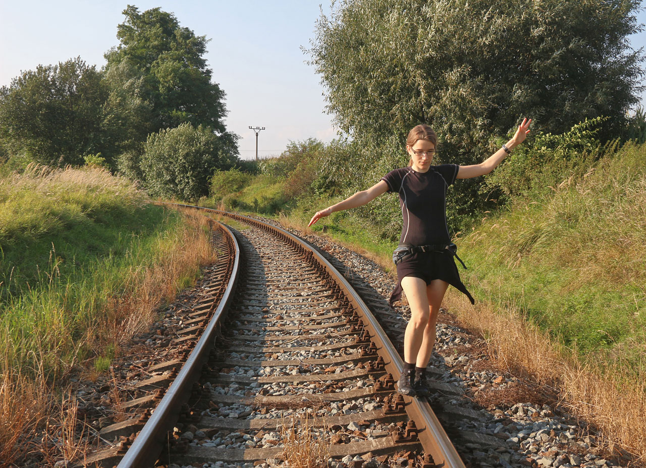 Jitce to sluší a tak se vydáváme po kolejích k opuštěné továrně.