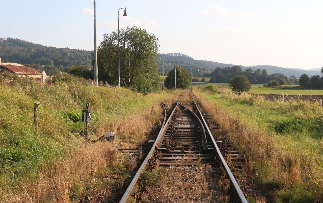 Vlečka pořád ještě v určitém polostavu existuje, nicméně tušíme, že její dny jsou někde v železničním nebi již sečteny.