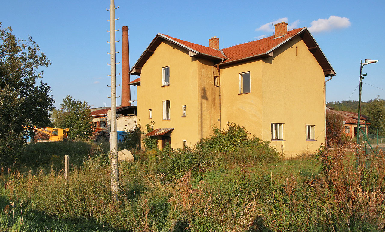 Administrativní budova poskytuje domov už jen podzimnímu větru.