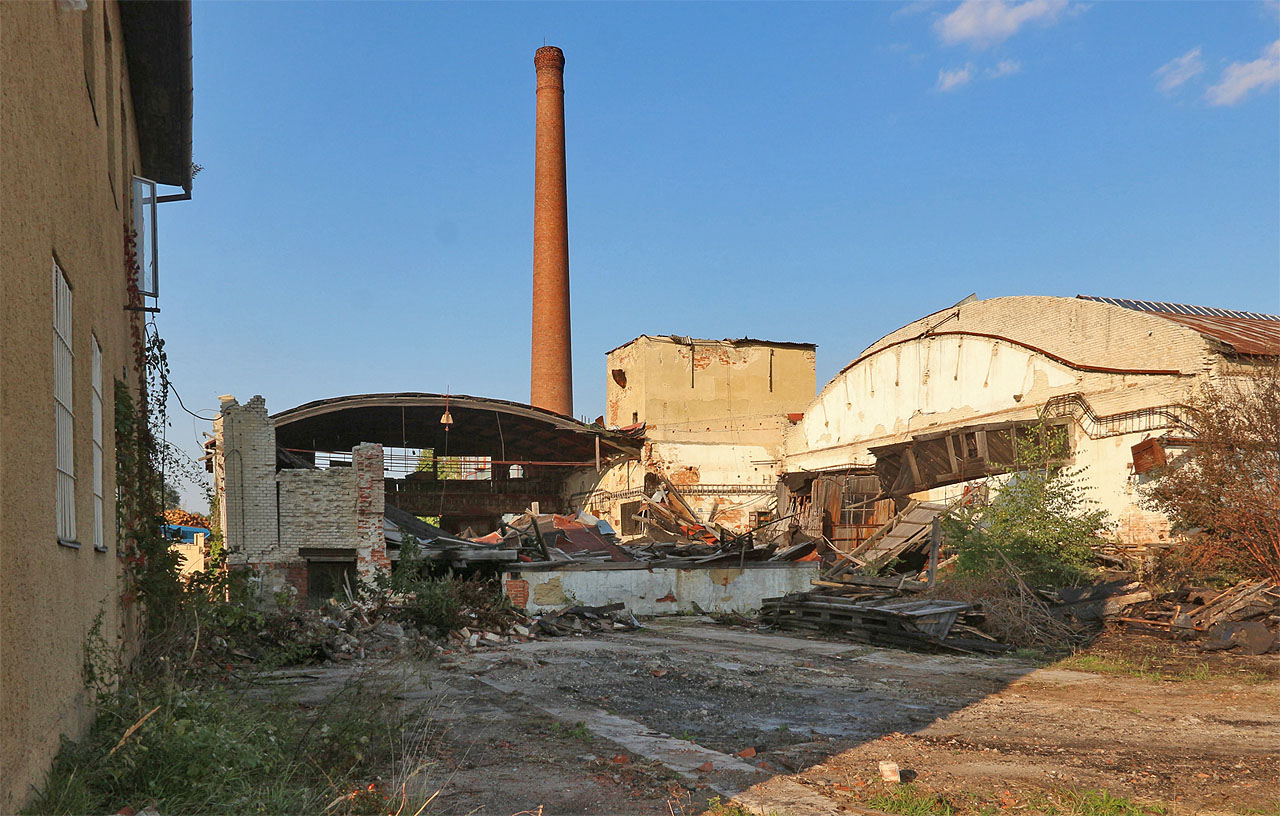 Stropy některých hal se propadly a po odklizení jejich trosek se objevily v betonu na úrovni terénu úzké koleje.