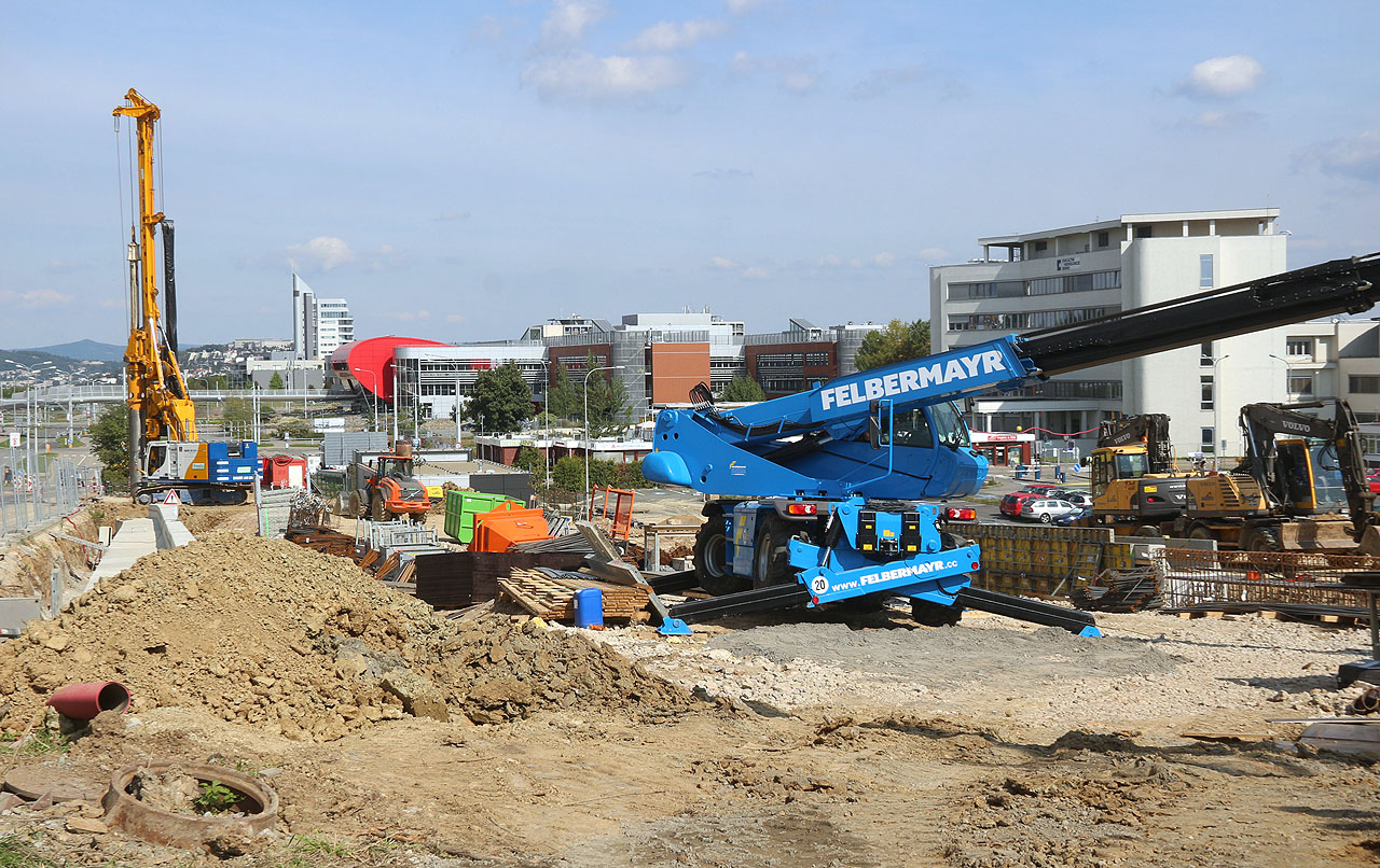 První zastávkou na naší cestě byl rozestavěný tramvajový tunel v Bohunicích. V poseldních dnech se konečně naplno rozběhla stavba a tak jsme se mohli projet podél celé trasy dlouhé přes 600 m, kudy snad budu za dva a půl roku jezdit do práce.