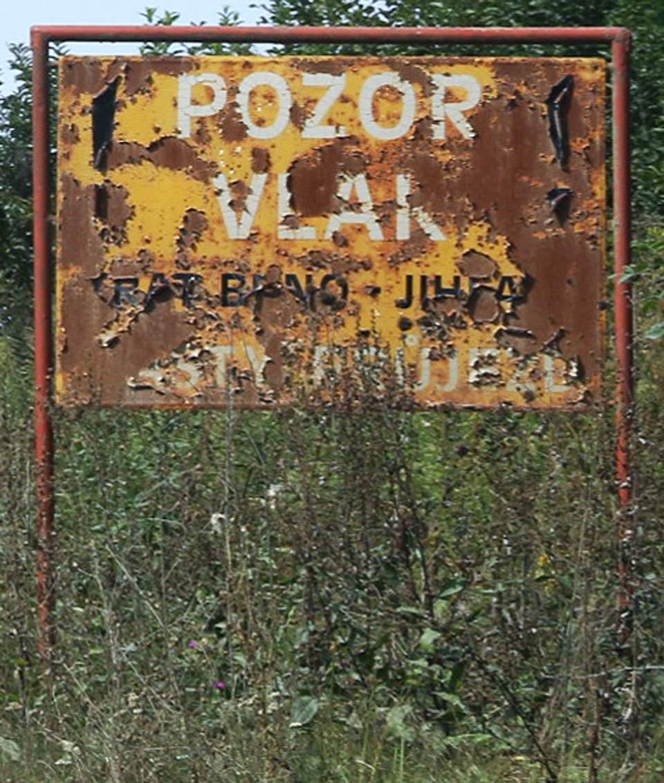 O něco méně železniční zajímavost představvovala návštěva omického kamenolomu, z něhož vyjíždí auta naložená kamenem přímo přes hlavní dráhu po nechráněném přejezdu.