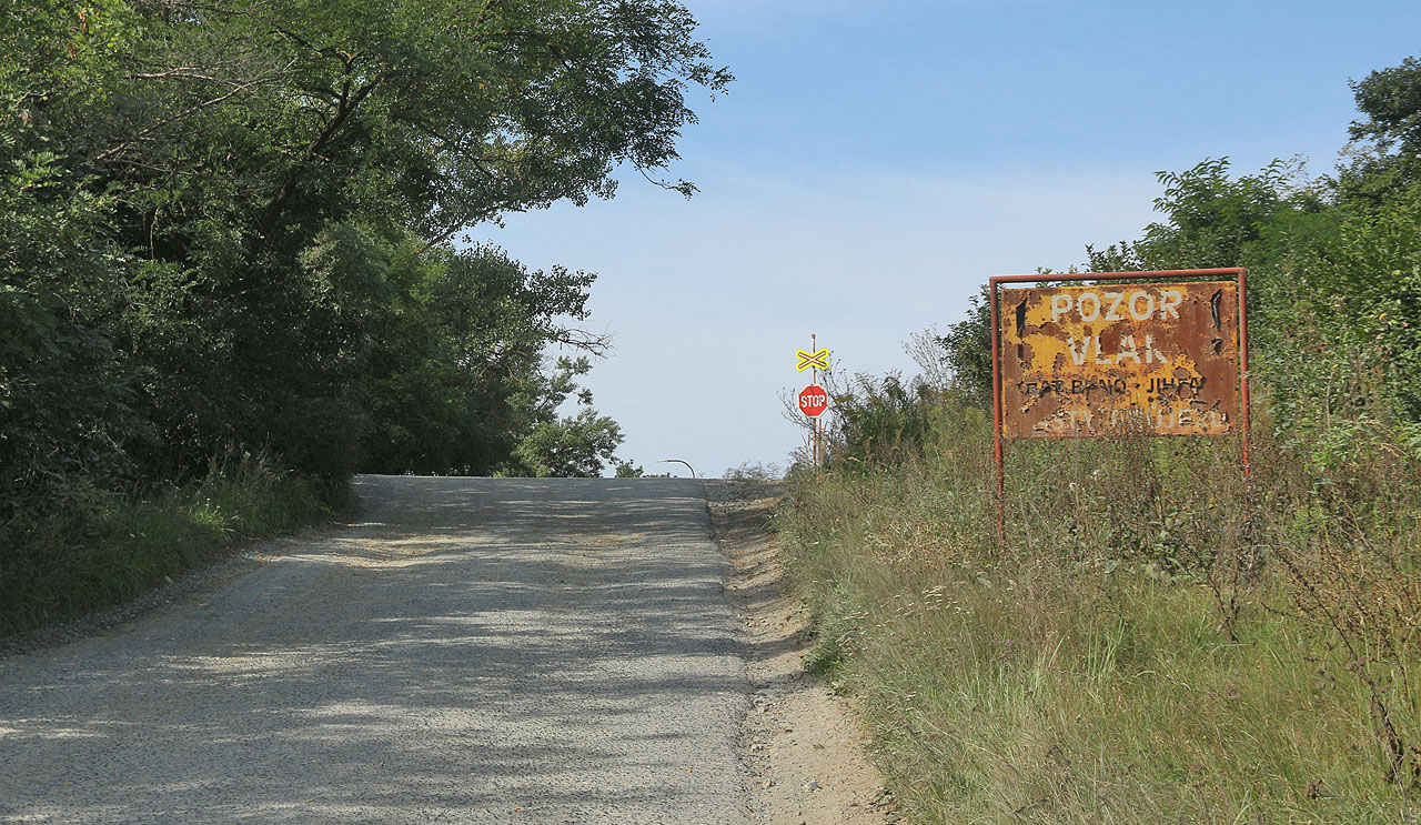Varování pro řidiče, které zmiňuje „častý průjezd“ vlaků na trati z Brna do Jihlavy mě pobavilo.