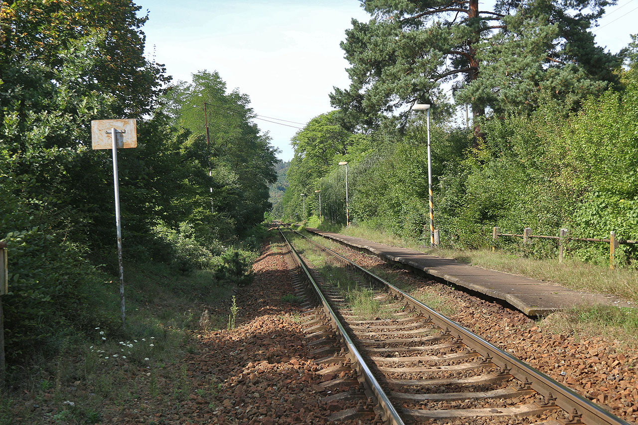 Z lomu po cestičce přijíždíme přímo na nástupiště <a href="/Tema/Omice (žzast)">železniční zastávky Omice</a>.